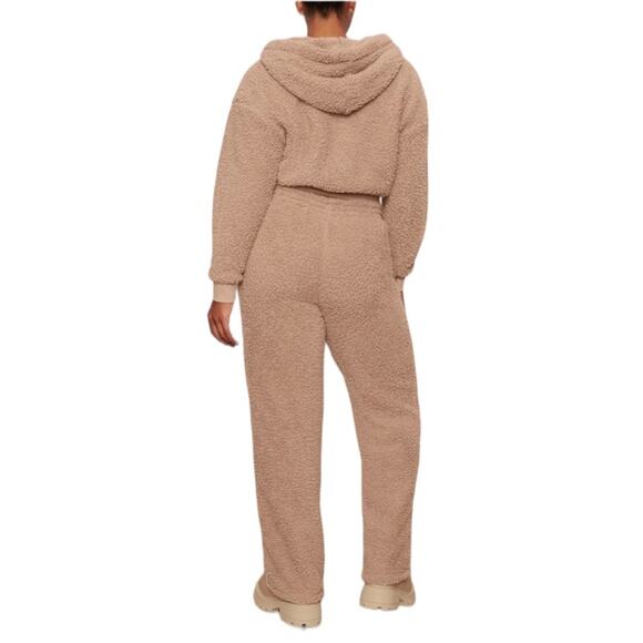SKIMS Sherpa Teddy Lounge Track Pants in Desert - Picture 2 of 8